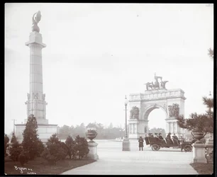 Vista de un carruaje tirado por caballos en una entrada al Prospect Park, Brooklyn, 1903